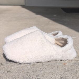 SKIMS Women's Cozy White Fleece Slippers Size 38 NWOT